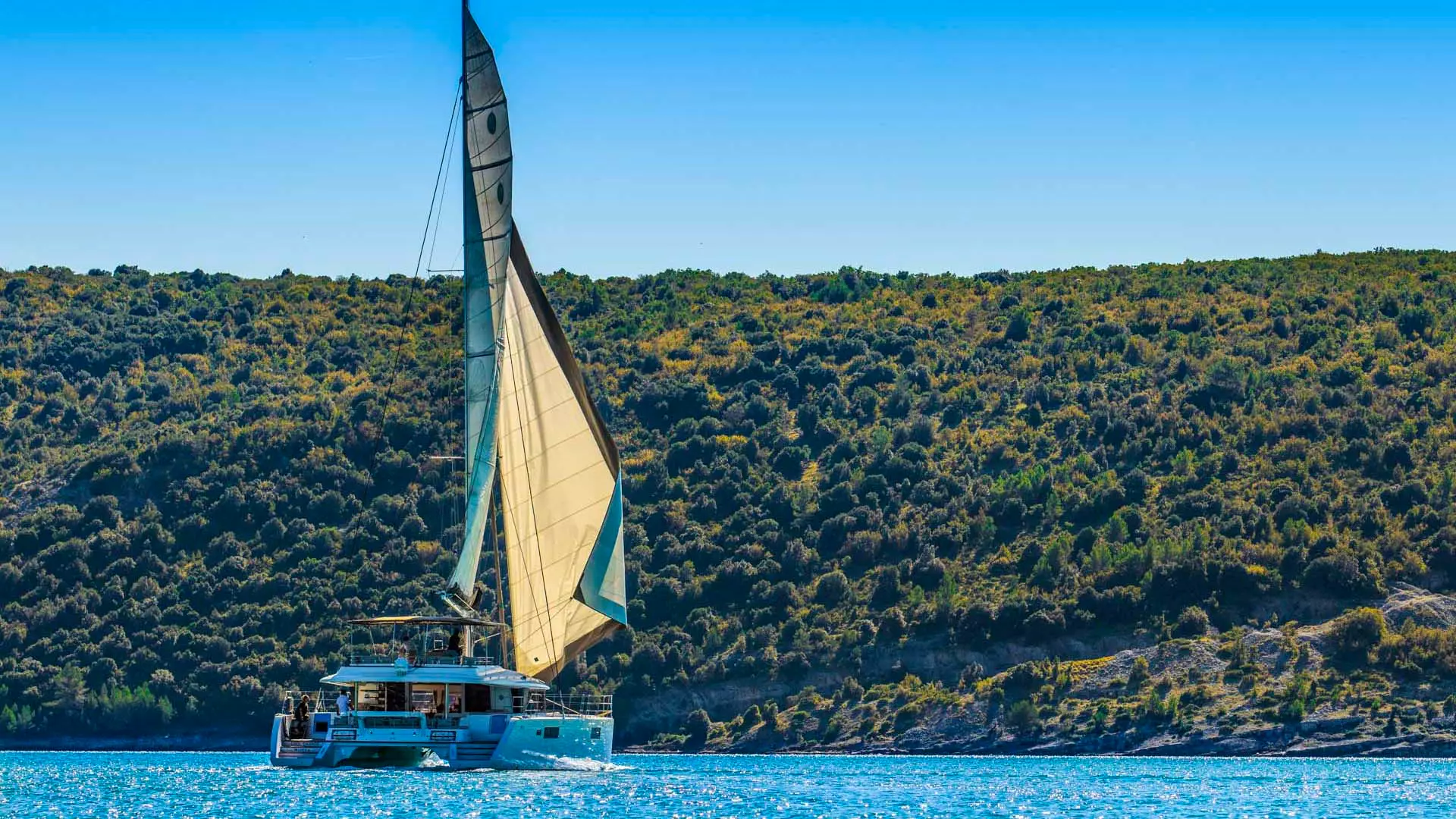 04-Lagoon-560-S2-sailing-view.jpg