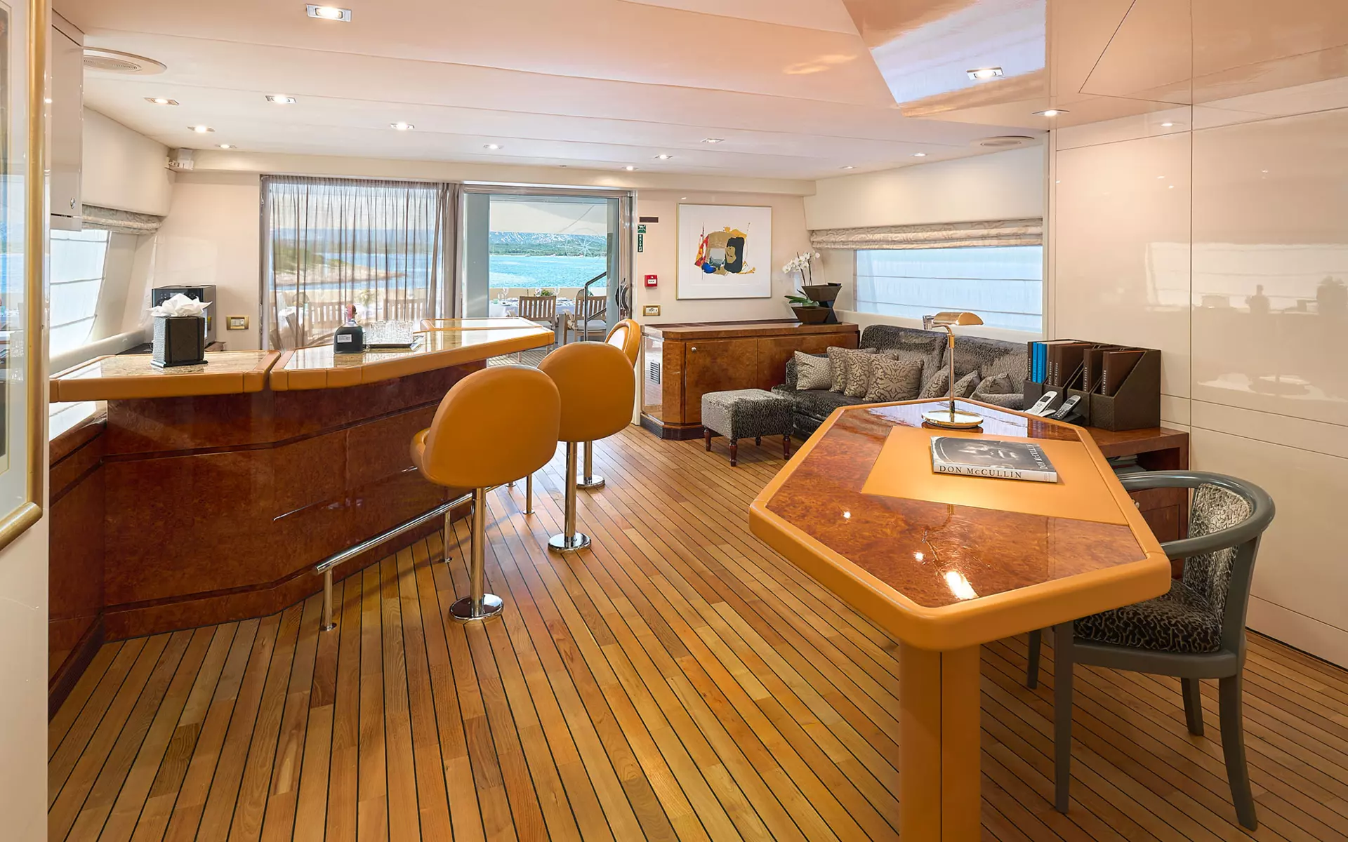 Upper deck skylounge