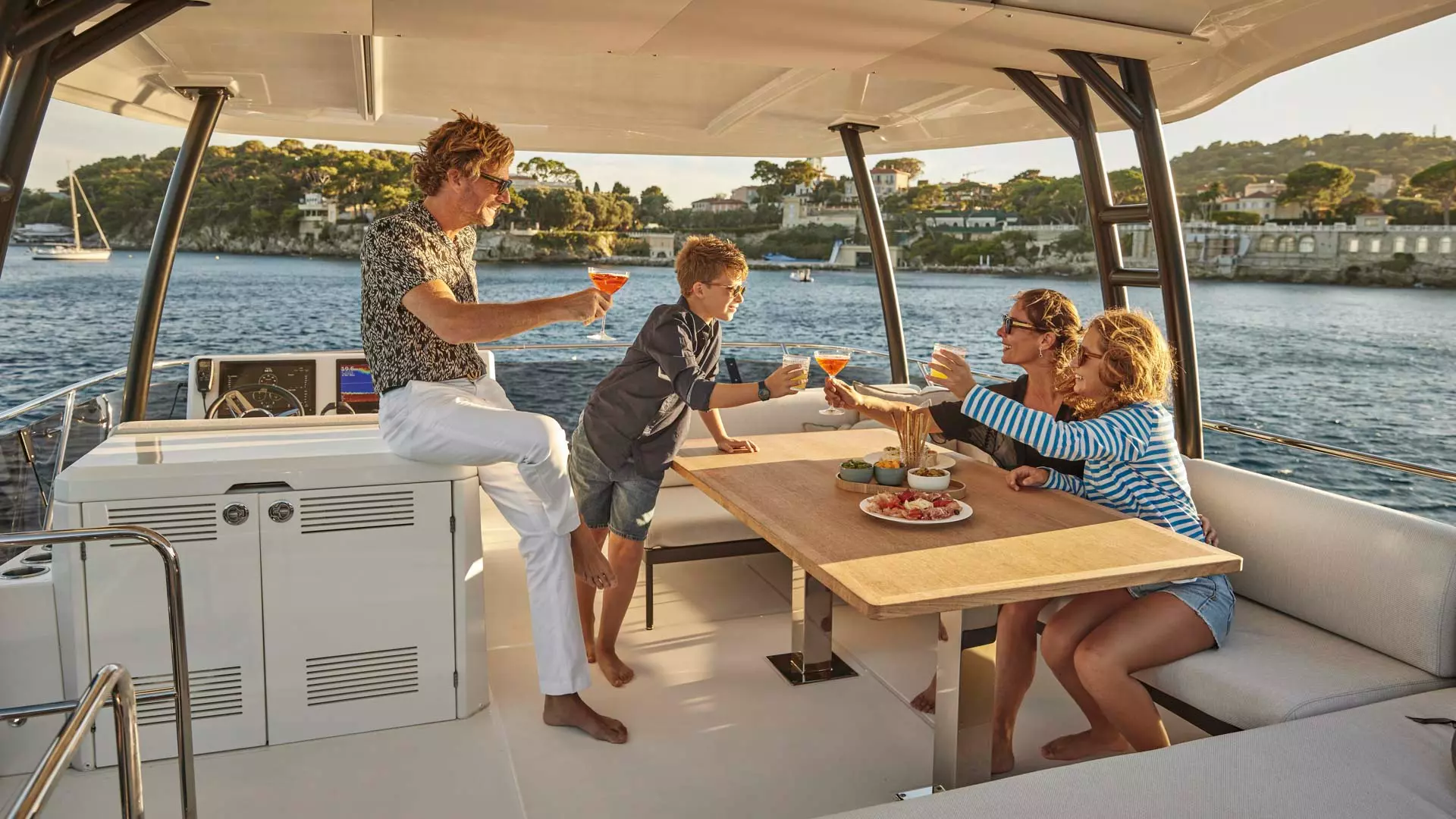 09-Prestige-M48-aft-dining-area.jpg