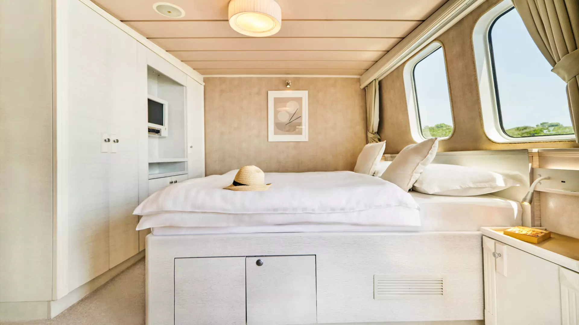 24-La-Perla-cabin-side-view.JPG