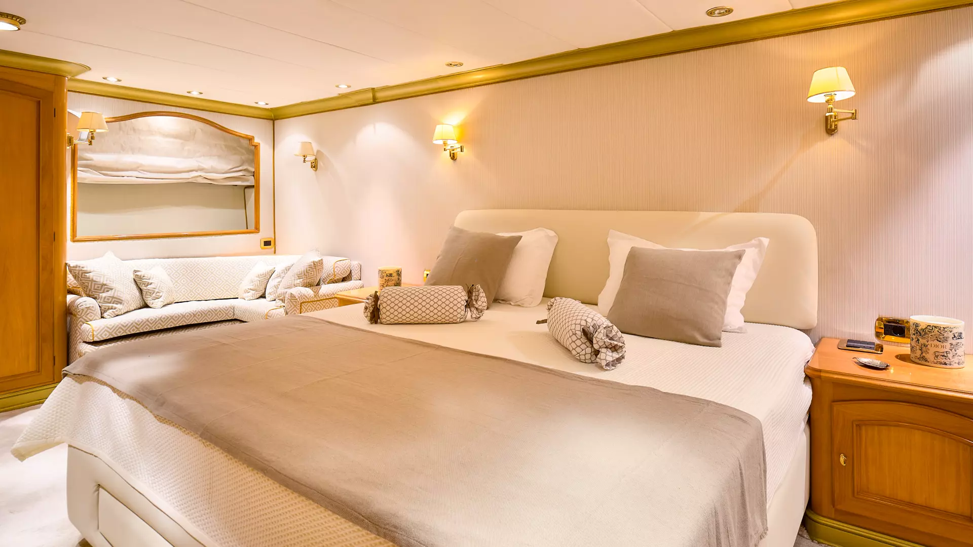 25-To-Je-To-VIP-cabin_.jpg