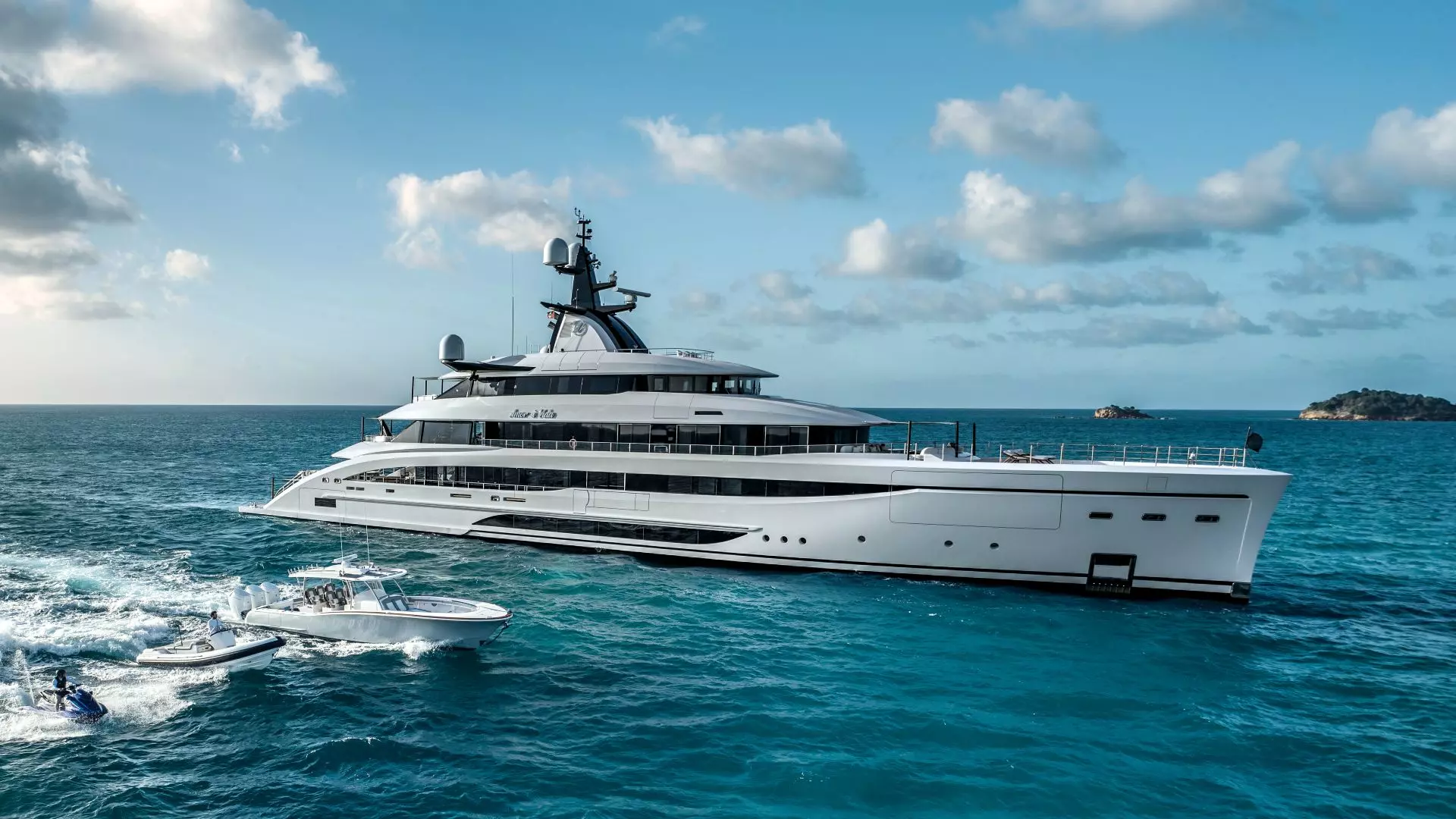 Six Decks of Custom Luxury: CRN Unveils the Hybrid-Powered Amor à Vida