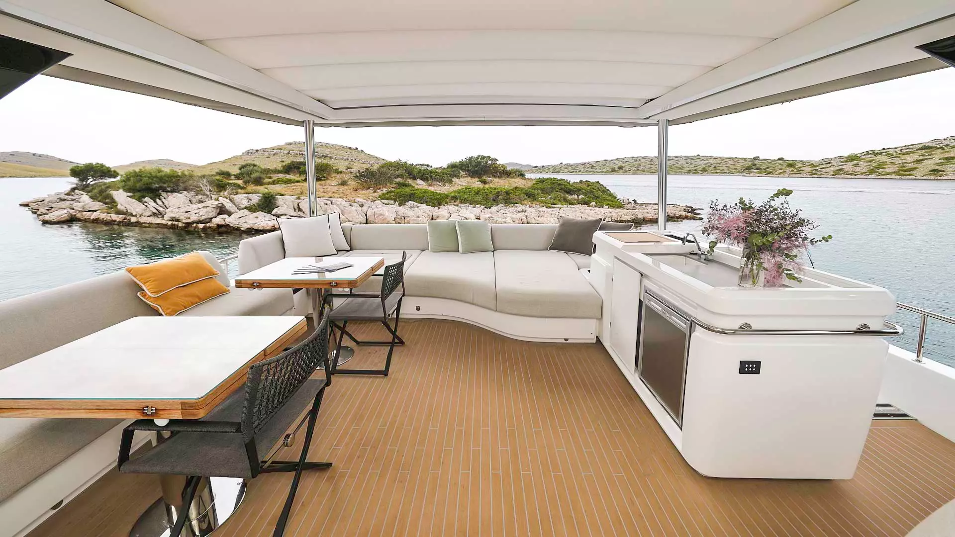 11-Lagoon-Sixty-7-flybridge _ _.JPG