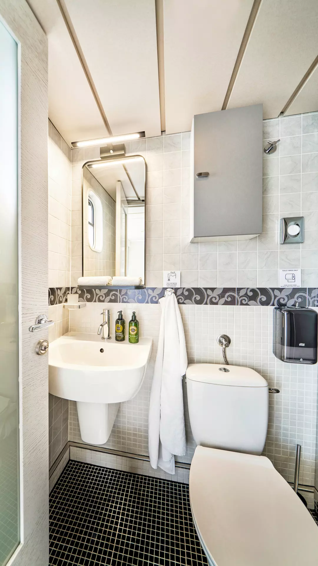 30-La-Perla-bathroom.JPG
