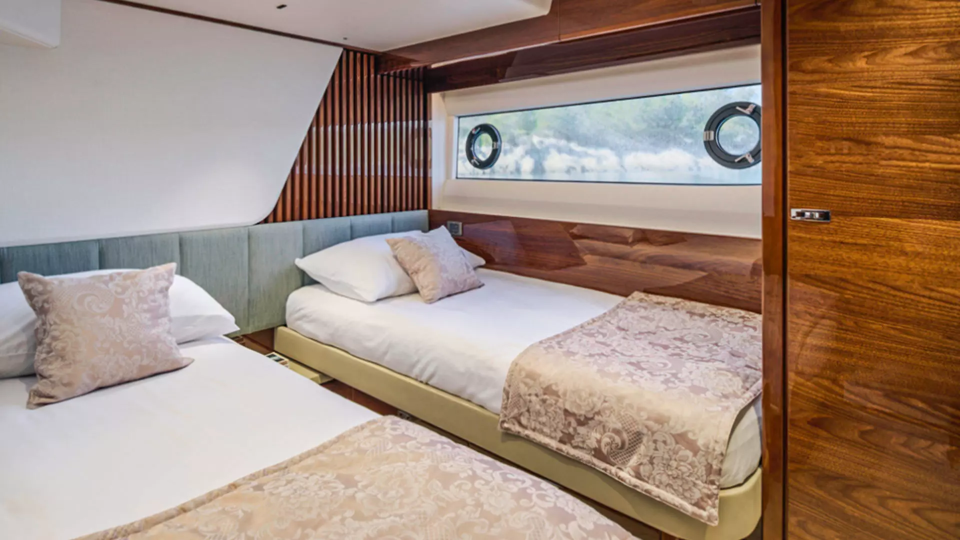 21-Elizabeth-Princess-Y72-Twin-portside.jpg