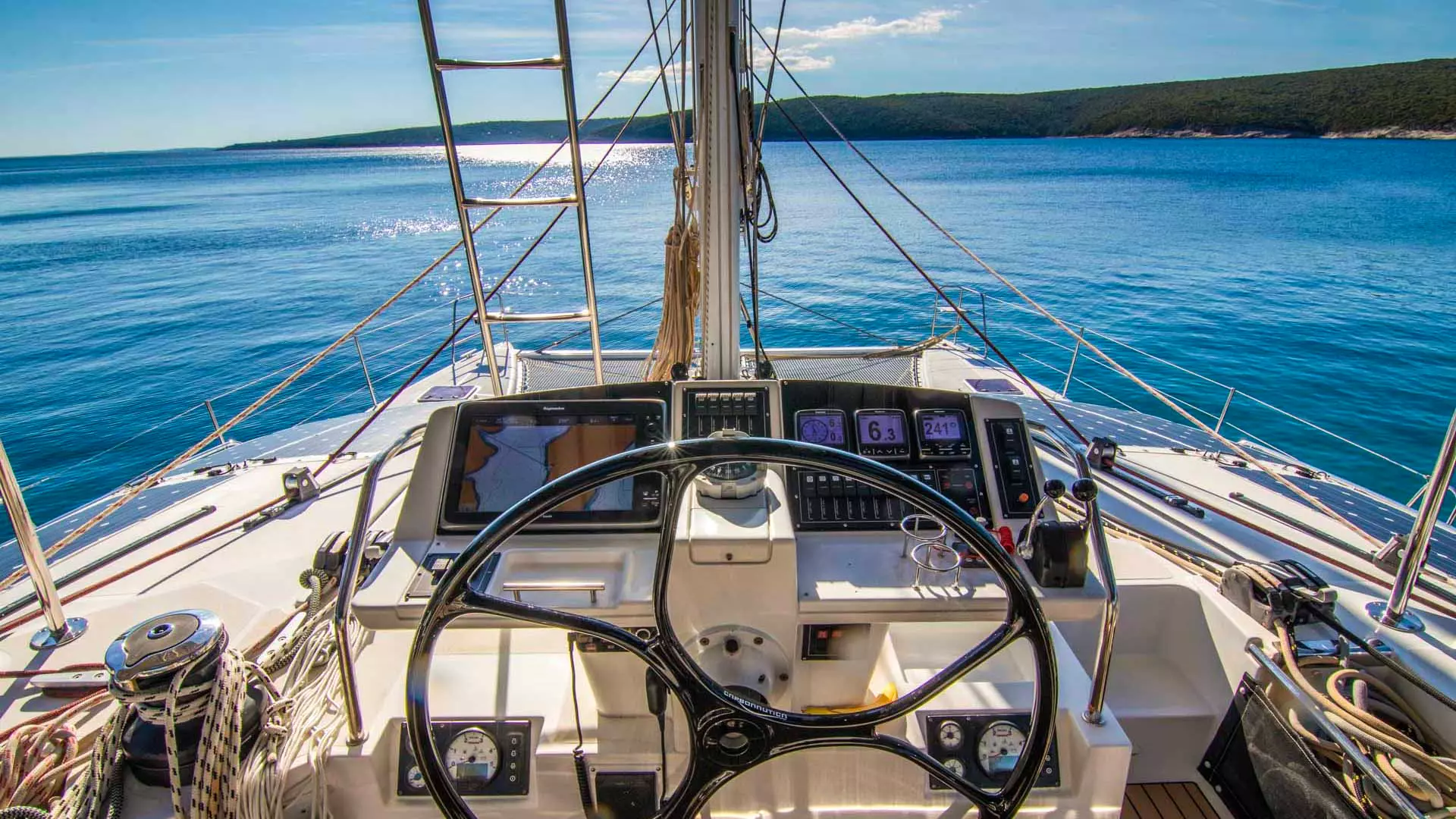 08-Lagoon-560-S2-flybridge.jpg