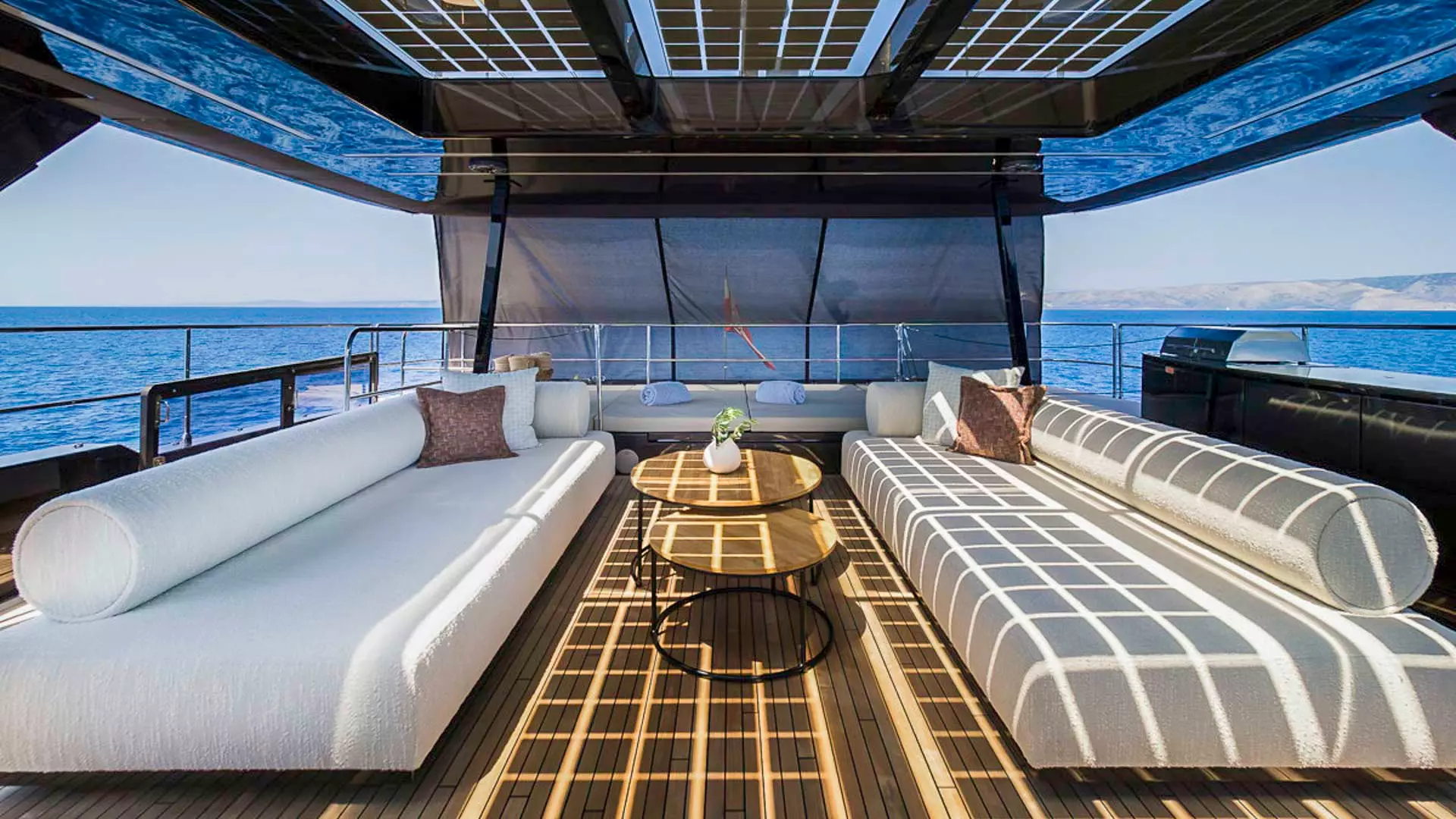 13-Sunreef-70-power-flybridge-lounge-area.JPG