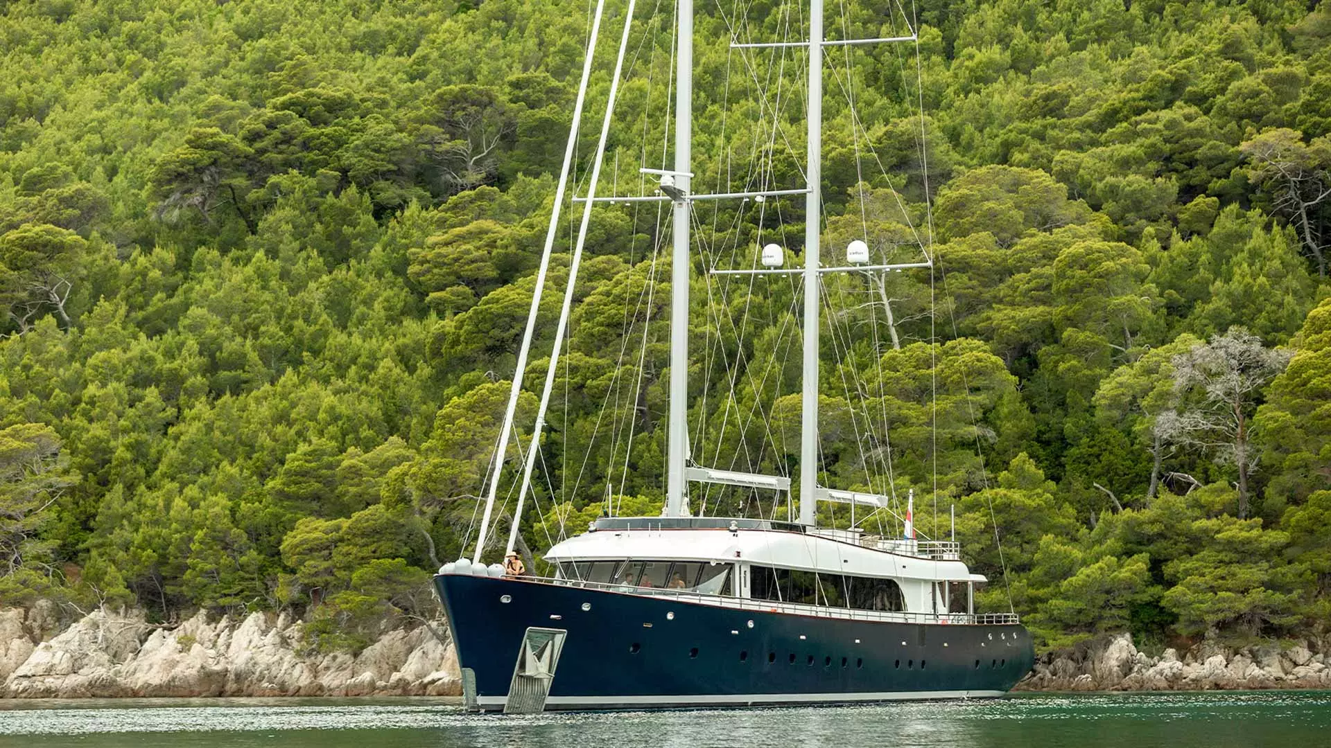 04-Nocturno-anchored-in-the-bay.jpg
