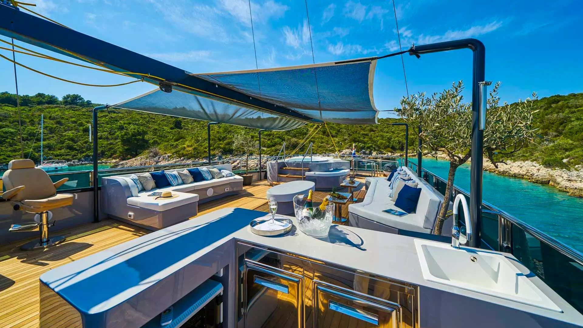Sundeck bar