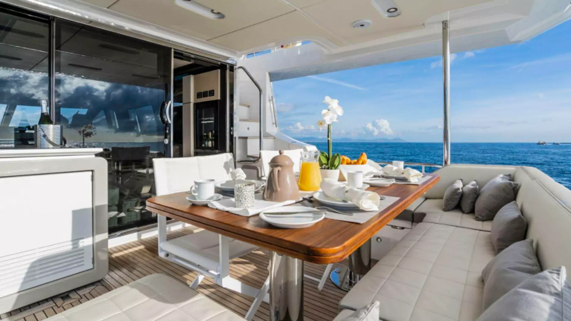 06-Azimut-72-Fly-Mineira-dining-table-aft-2 _ _.JPG