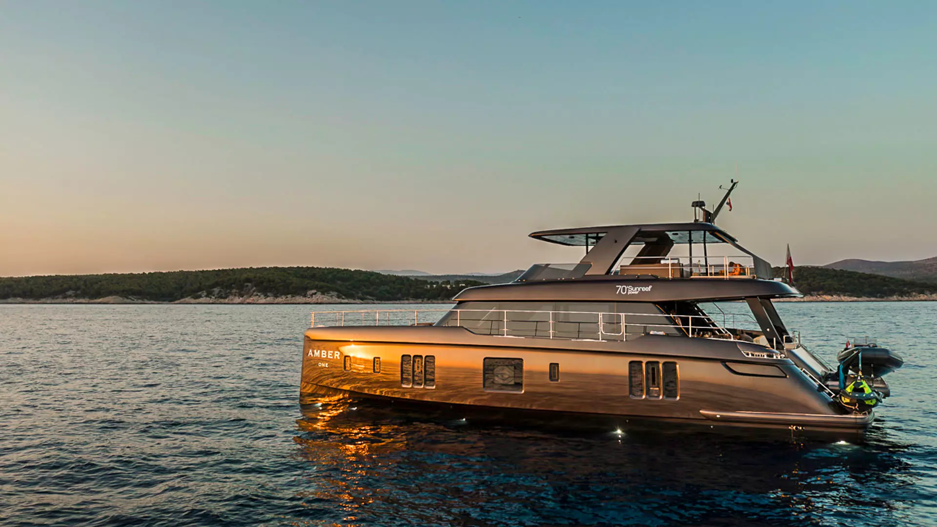 03-Sunreef-70-power-sailing-in-sunset.JPG