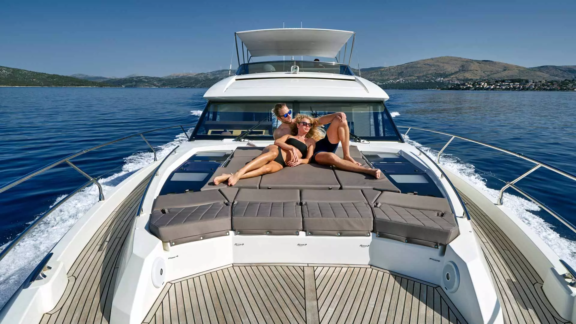13-Simull-bow-sunbeds.jpg
