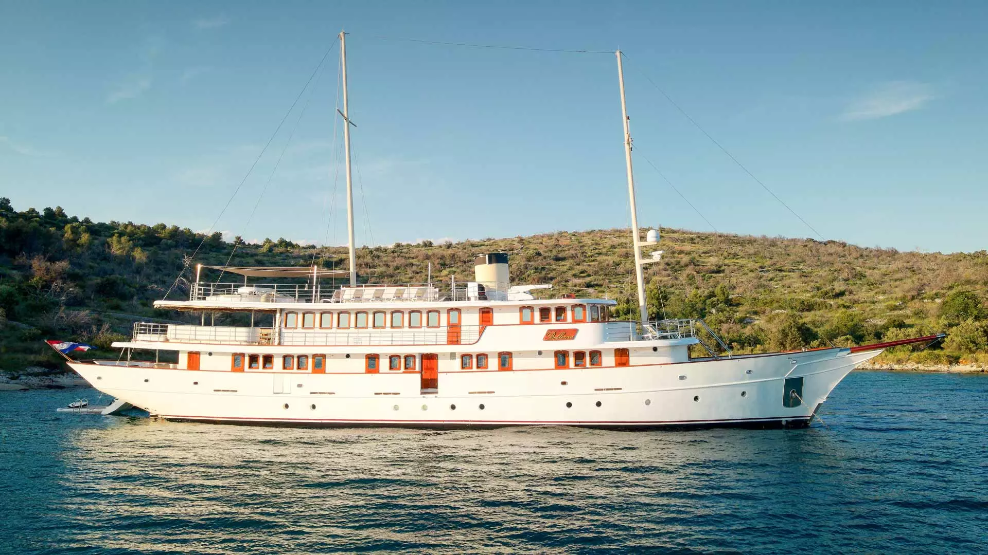 07-Bellezza-side-view-at-anchor.jpg