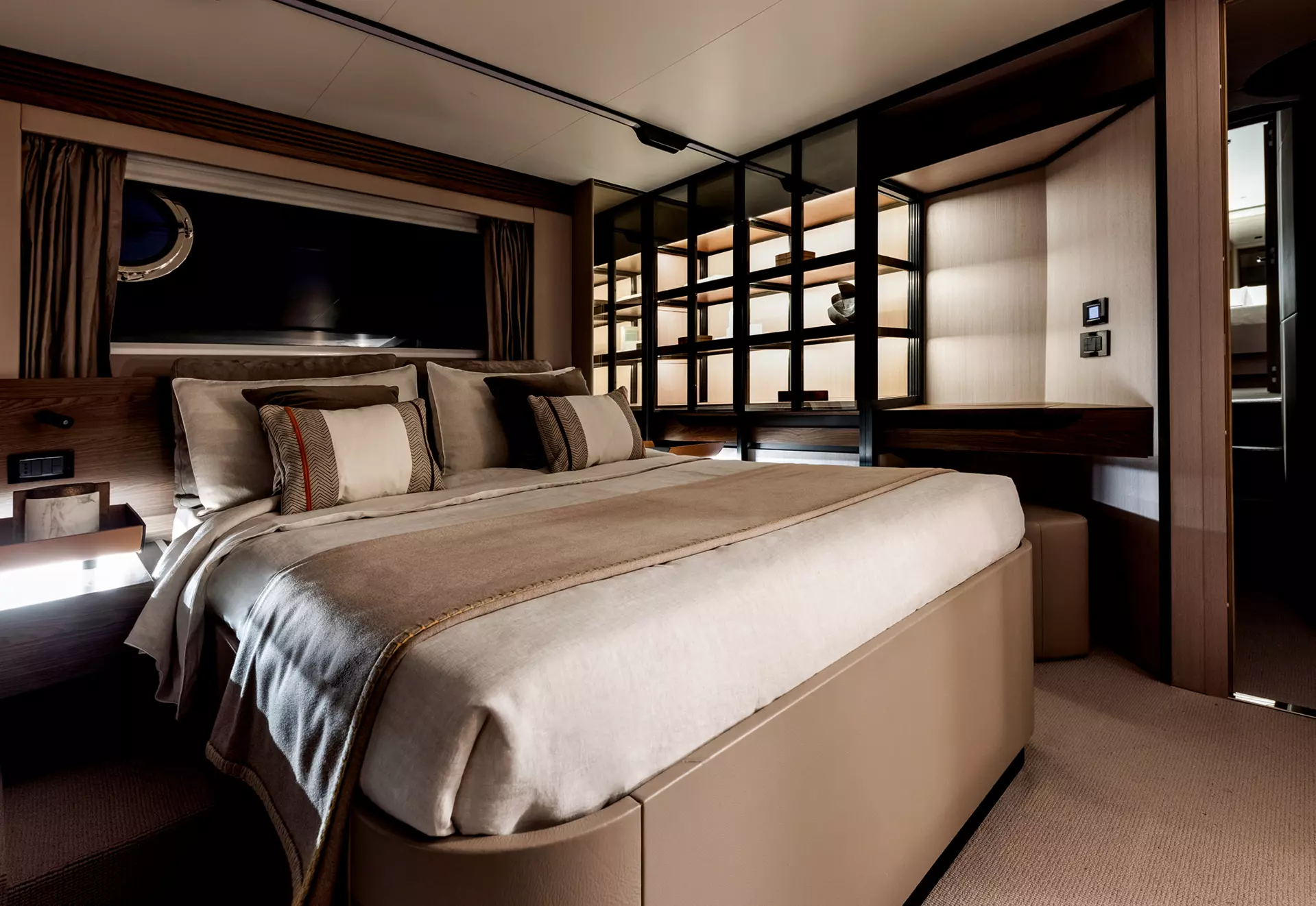 27-FELICITA-master-cabin-night-atmosphere_.jpg