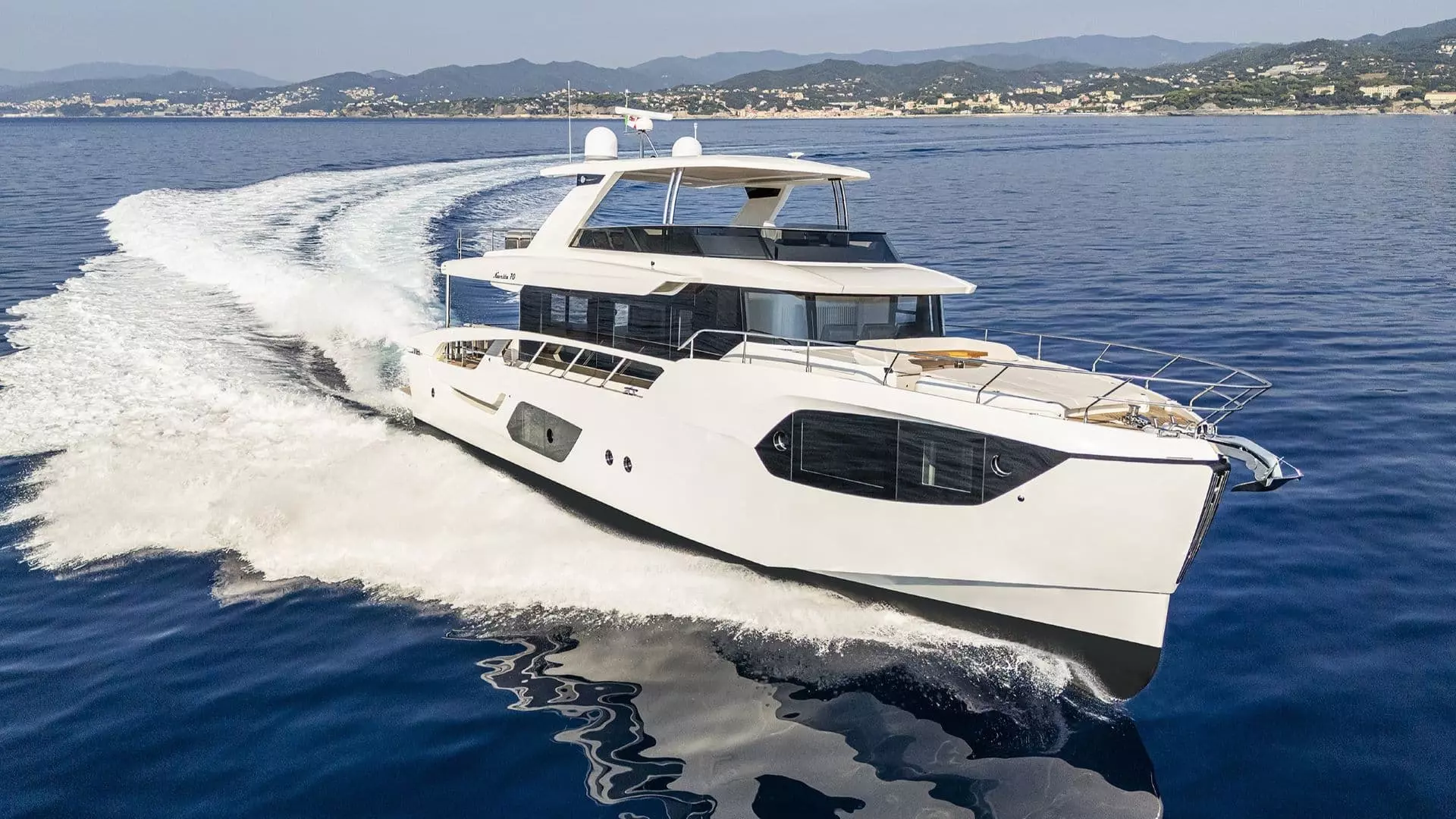 Absolute Navetta 70 cruising