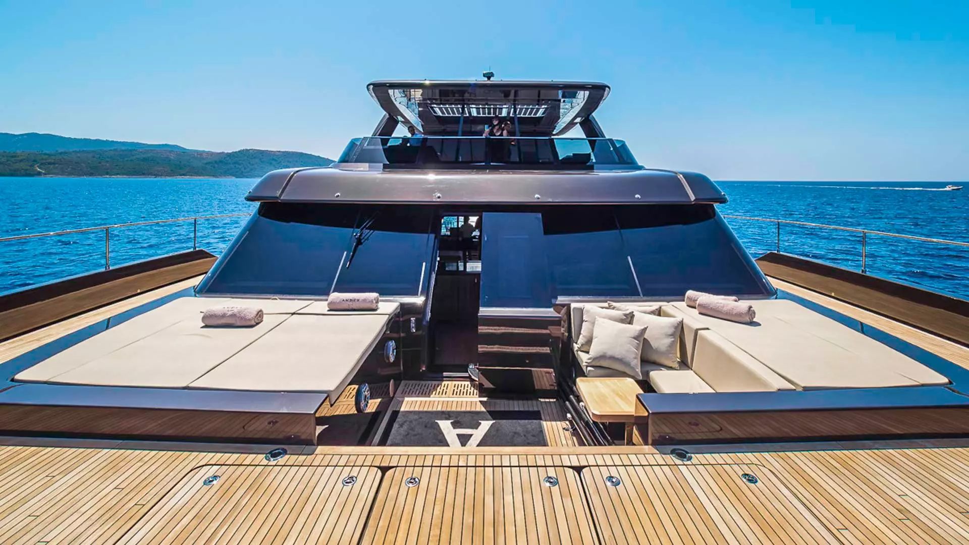 08-Sunreef-70-power-foredeck-lounge-area.JPG