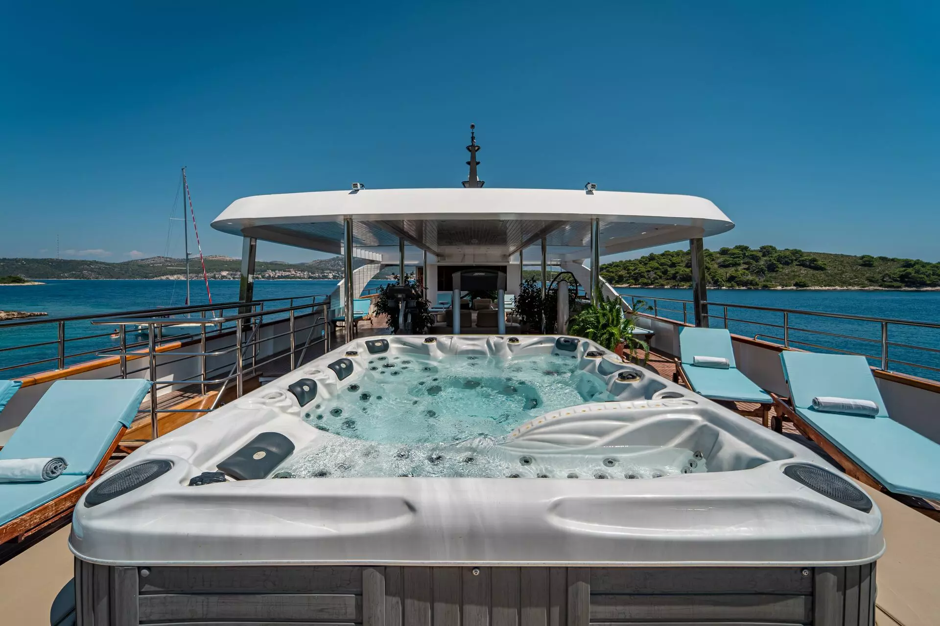 22. RIVA Jacuzzi - Sun deck stern.jpg