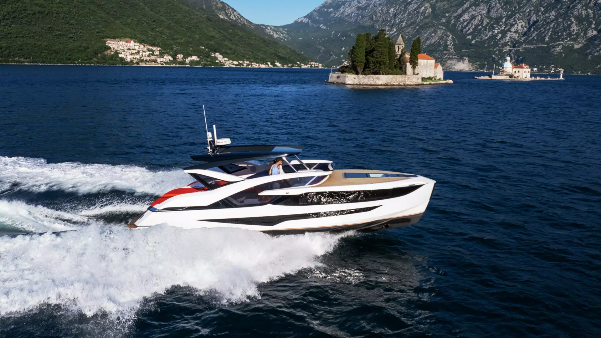 Dominator Yachts' New Midi Ilumen M35 M/Y Safespace Unveiled