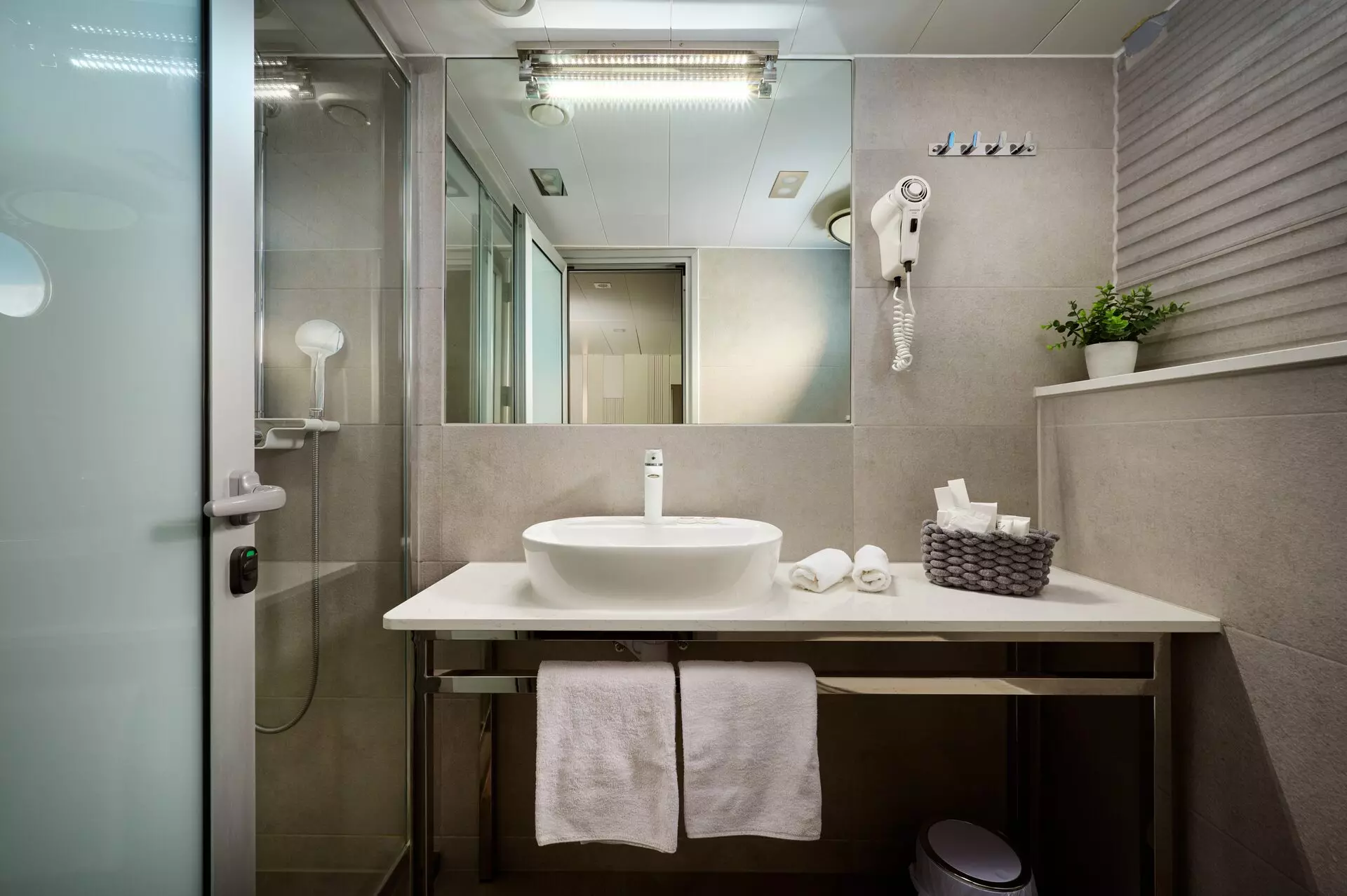 08 - Interior - Cabins - Twin Cabin (4).jpg