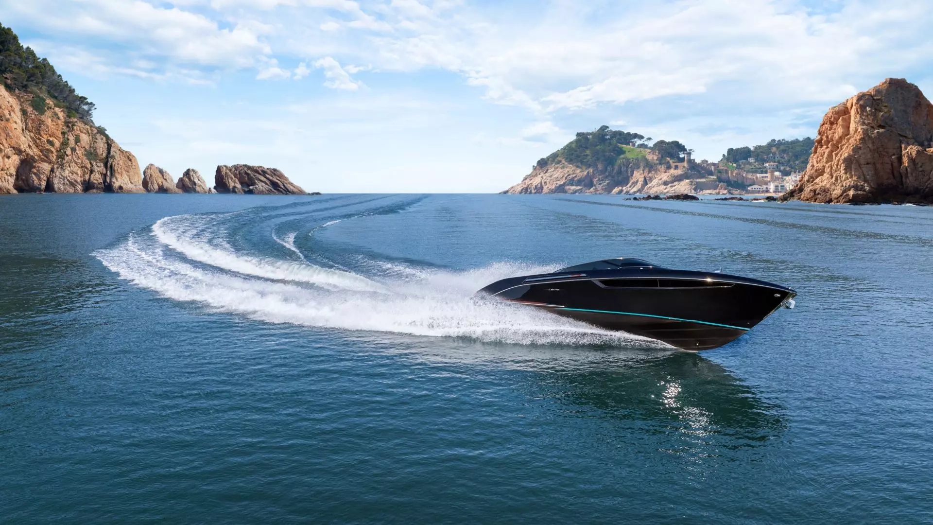 Riva Cento front view cruising
