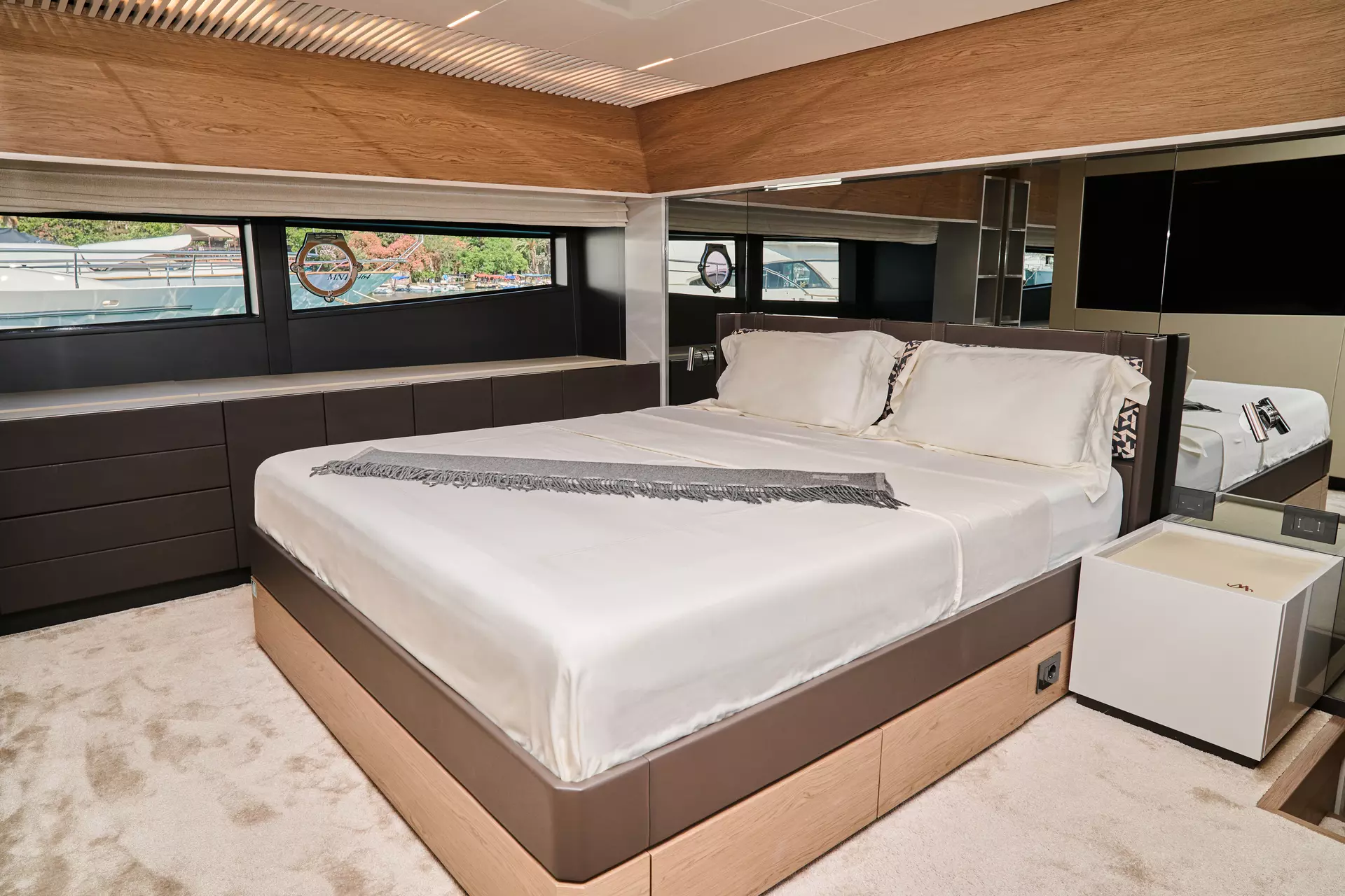22-Madra-II-Master-cabin_.jpg
