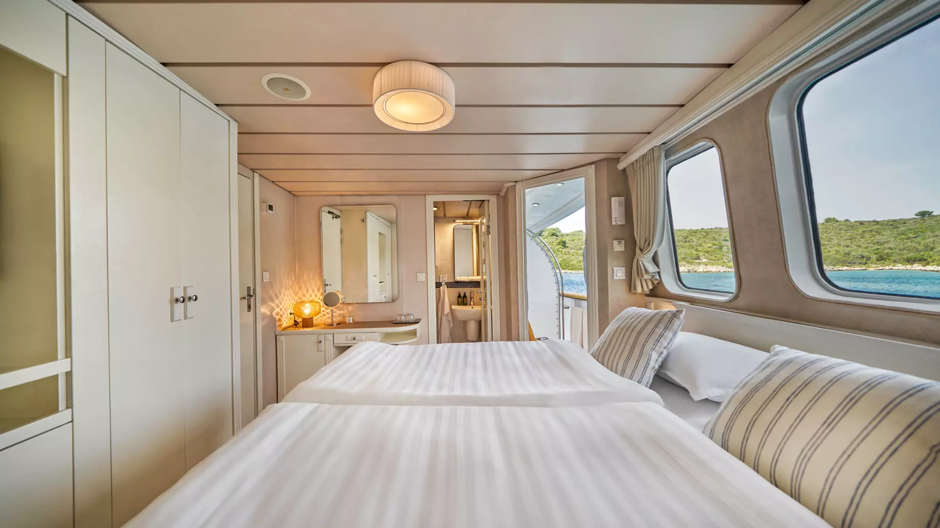 29-La-Perla-cabin-ensuite-side-view.JPG