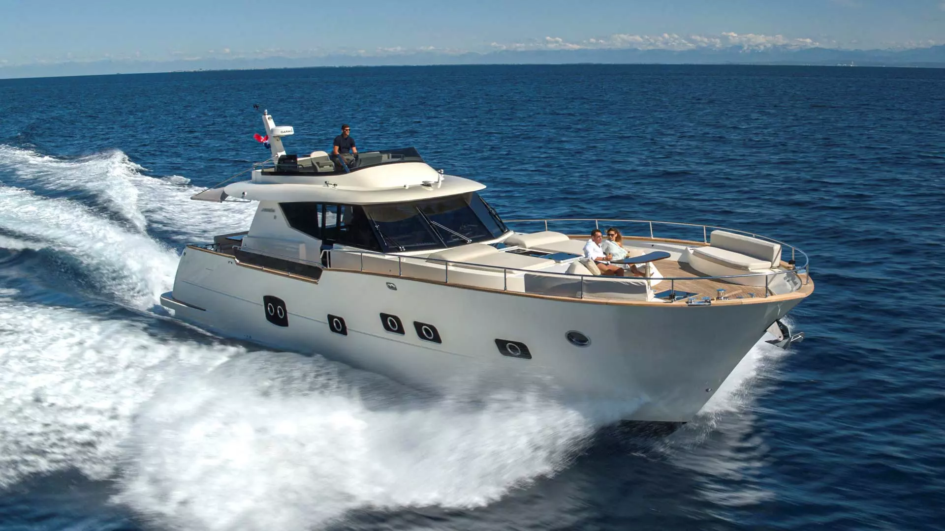00--Monachus-70-PANTA-REI-front-cruising.jpg