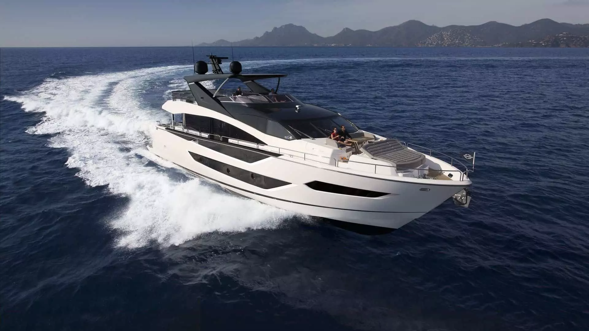 Sunseeker 88 Yacht: A superyacht feel