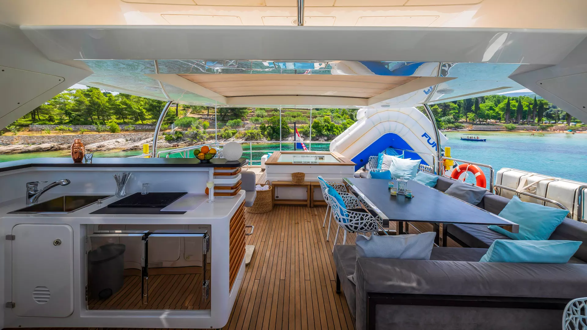 18-Ocean-Drive-flybridge-dining.jpg _ _.JPG