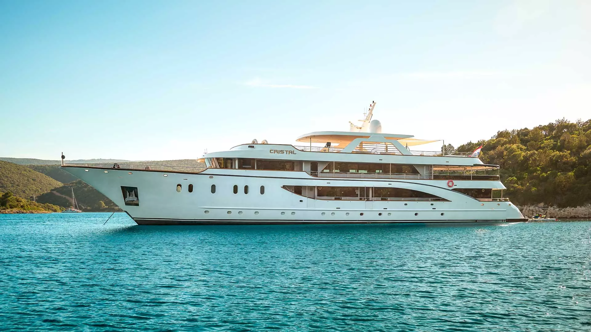Cristal-at-anchor-side.jpg