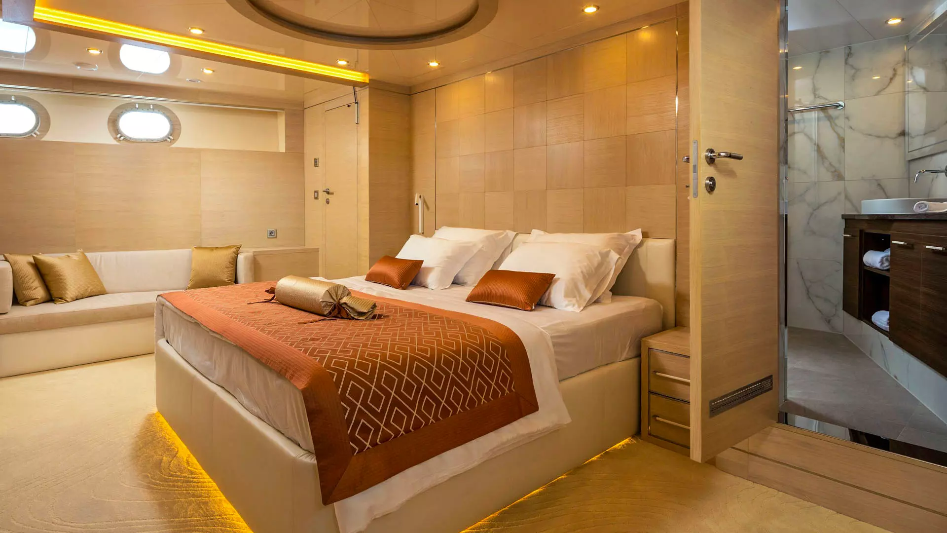 18-Love-story-VIP-cabin.jpg