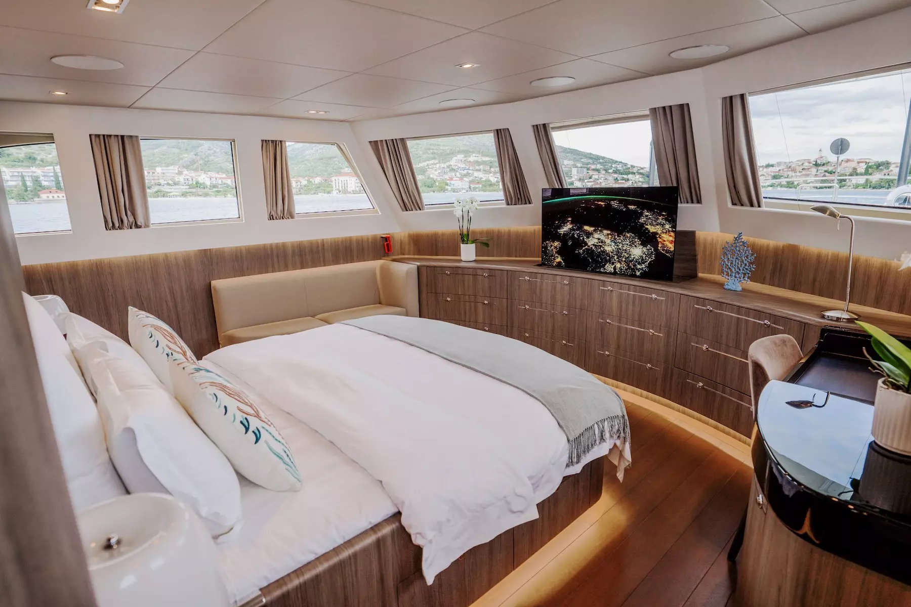 26-Dream -master-cabin_.jpg