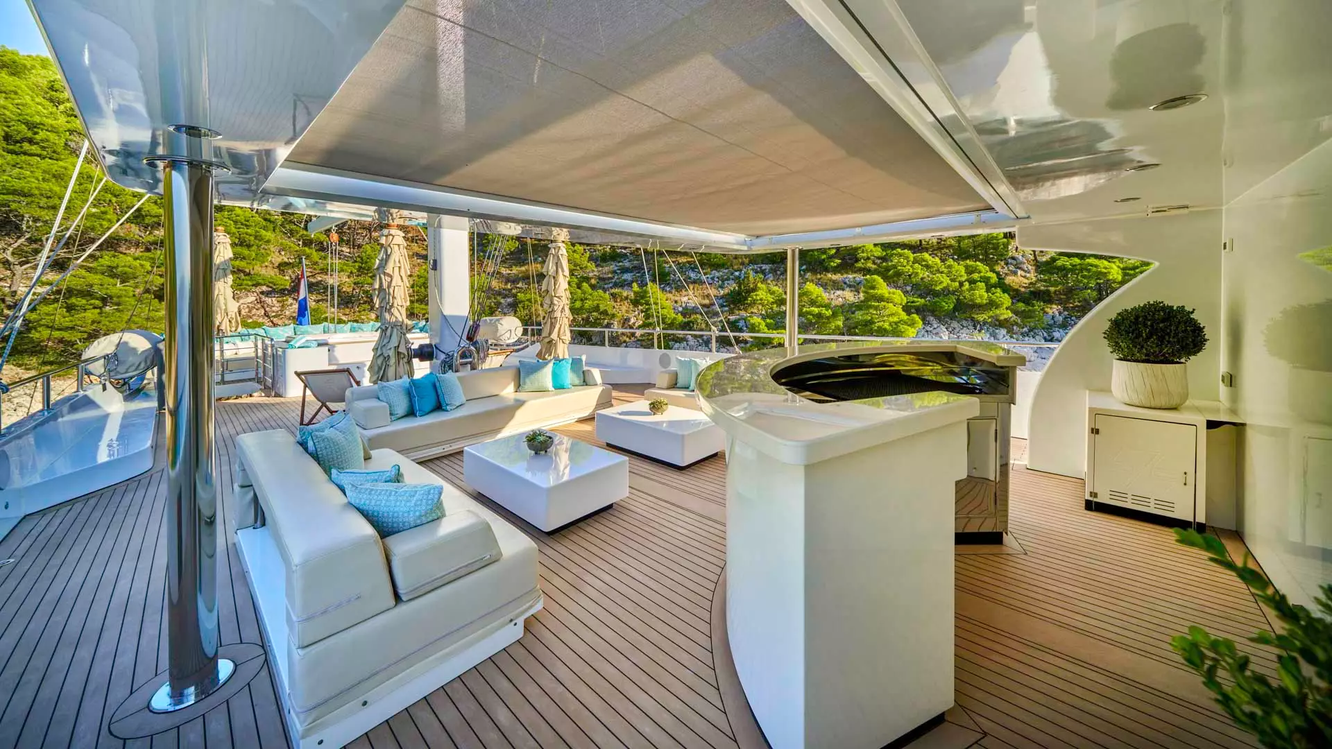 11-Omnia-upper-deck-aft _ _.JPG