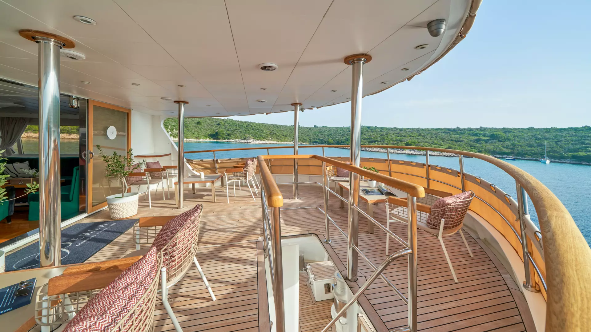 11-La-Perla-deck-view.JPG