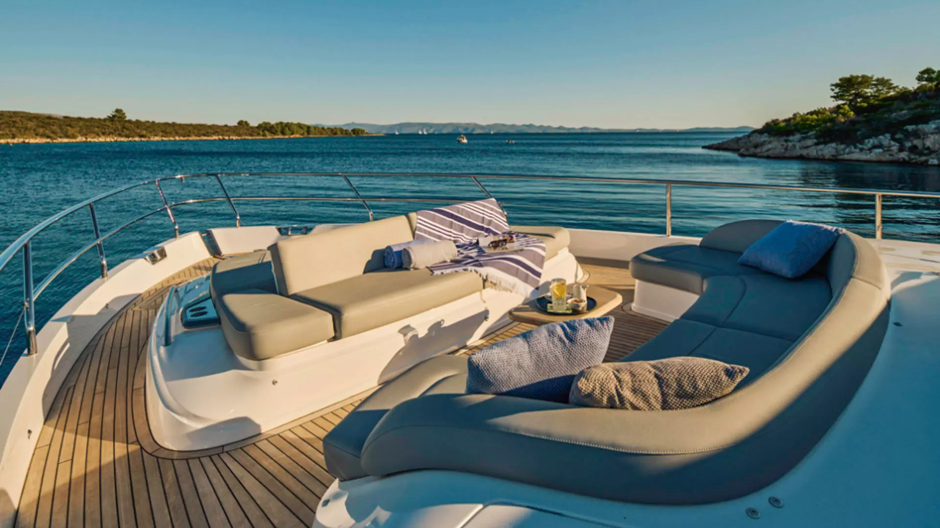 03-Elizabeth-Princess-Y72-bow-seating-area.jpg