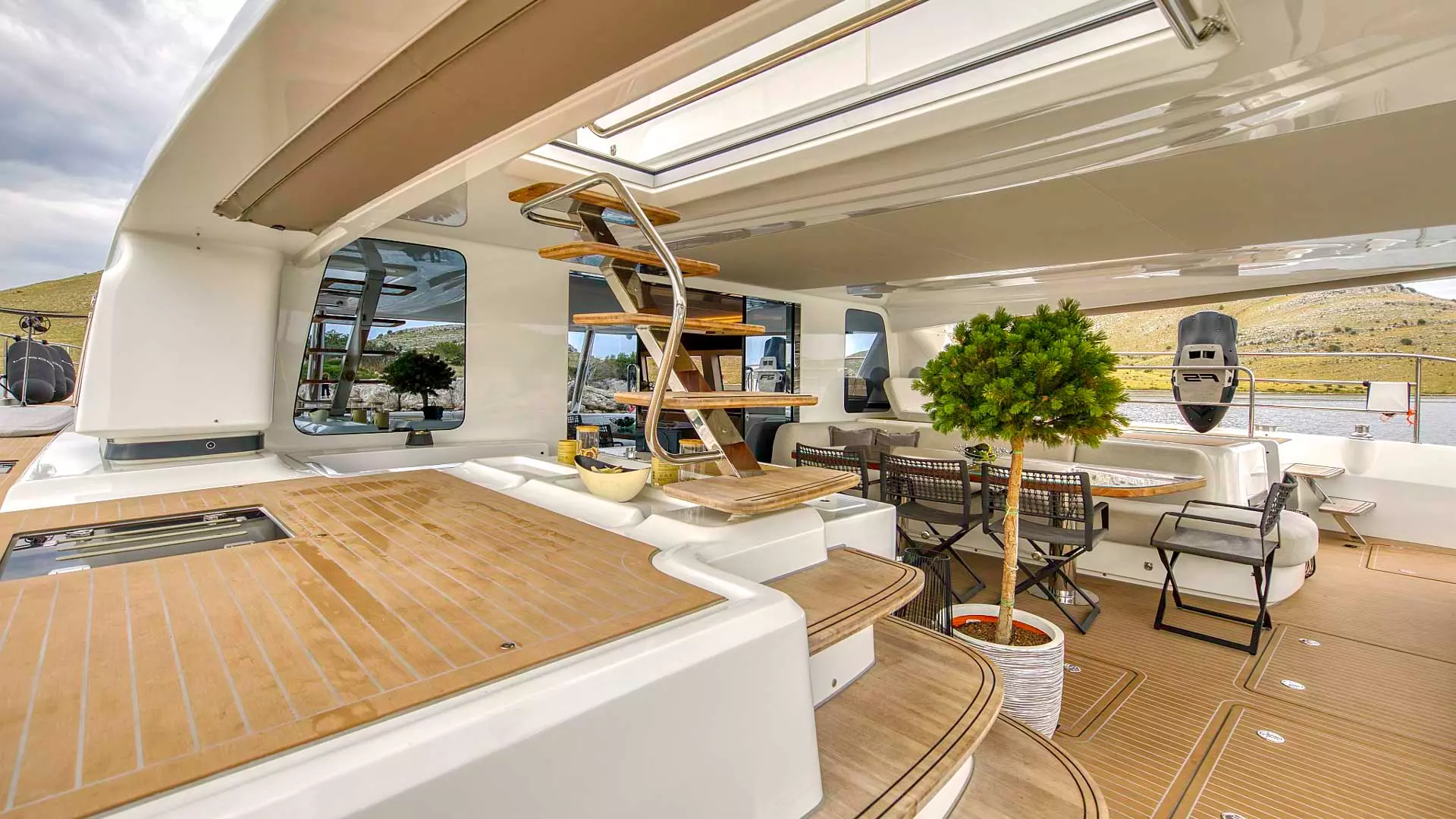13-Lagoon-Sixty-7-aft-area _ _.JPG