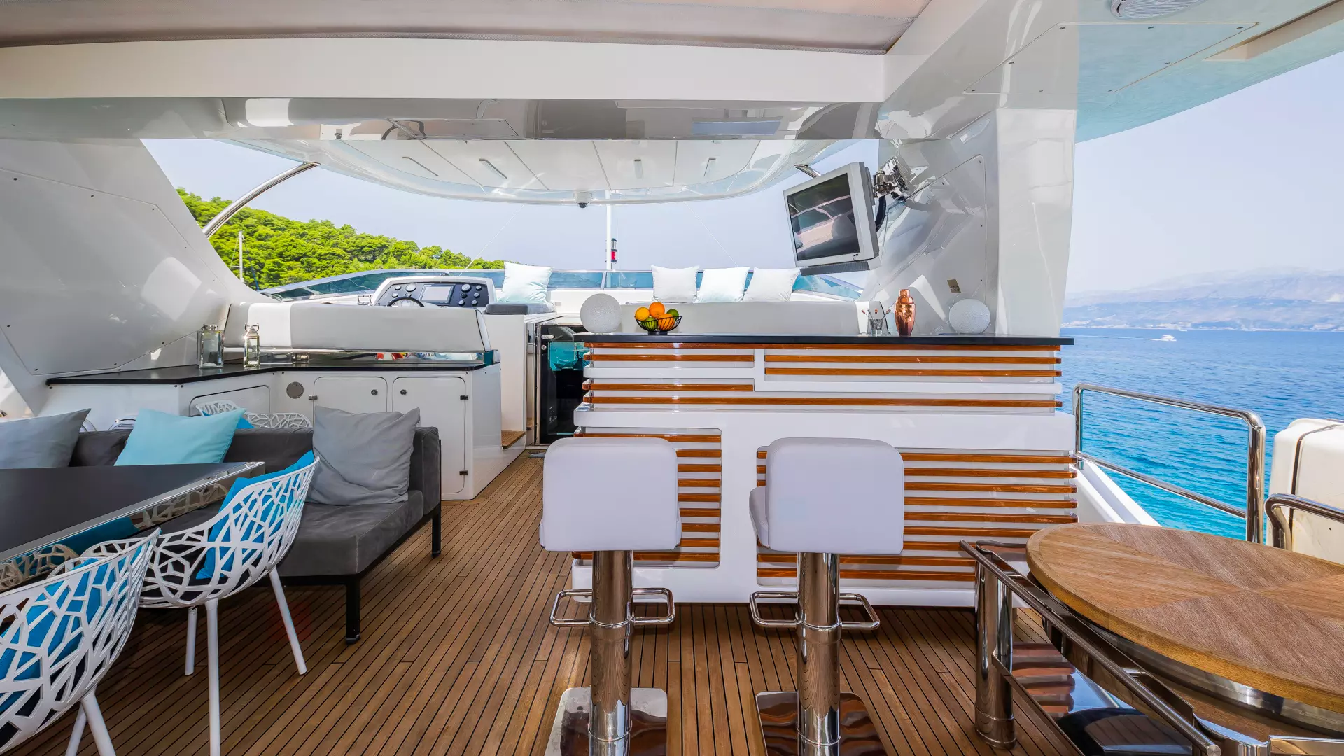 17-Ocean-Drive-flybridge-forward-view.jpg _ _.JPG
