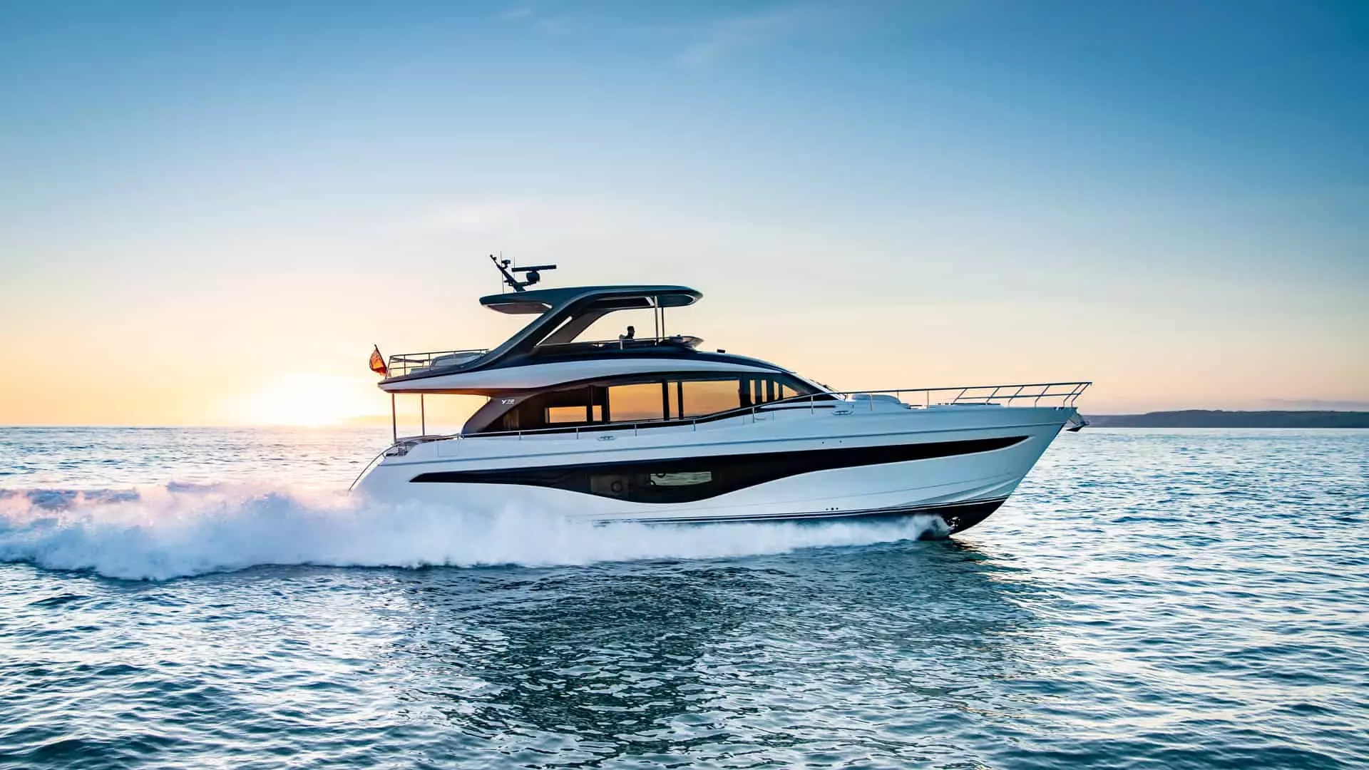 Princess-Y72-exterior-white-hull-00-18.jpg