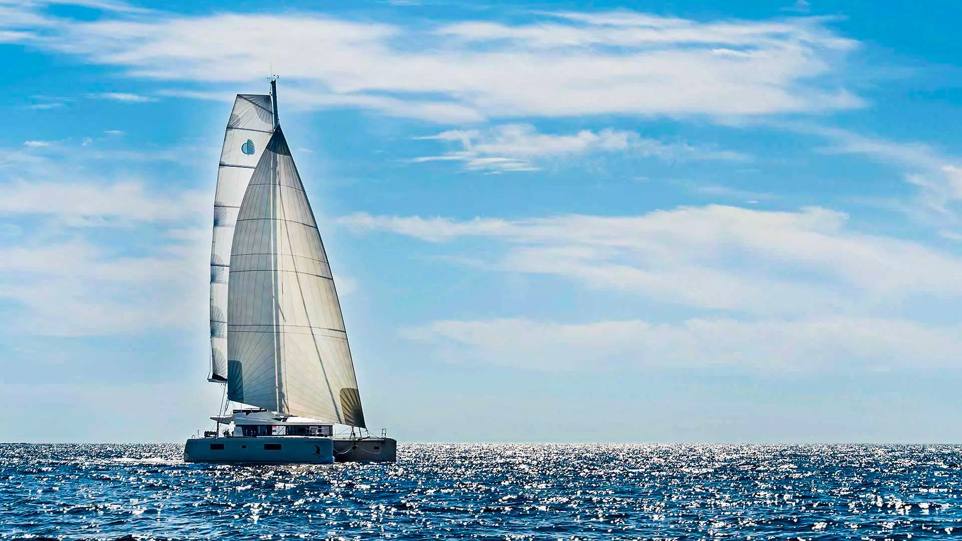 06-Lagoon-52-F-sailing-view-20-20.jpg
