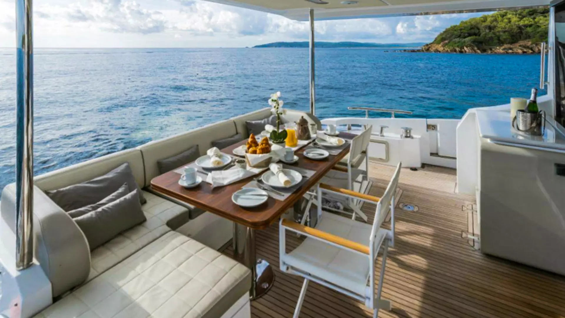 05-Azimut-72-Fly-Mineira-dining-table aft _ _.JPG
