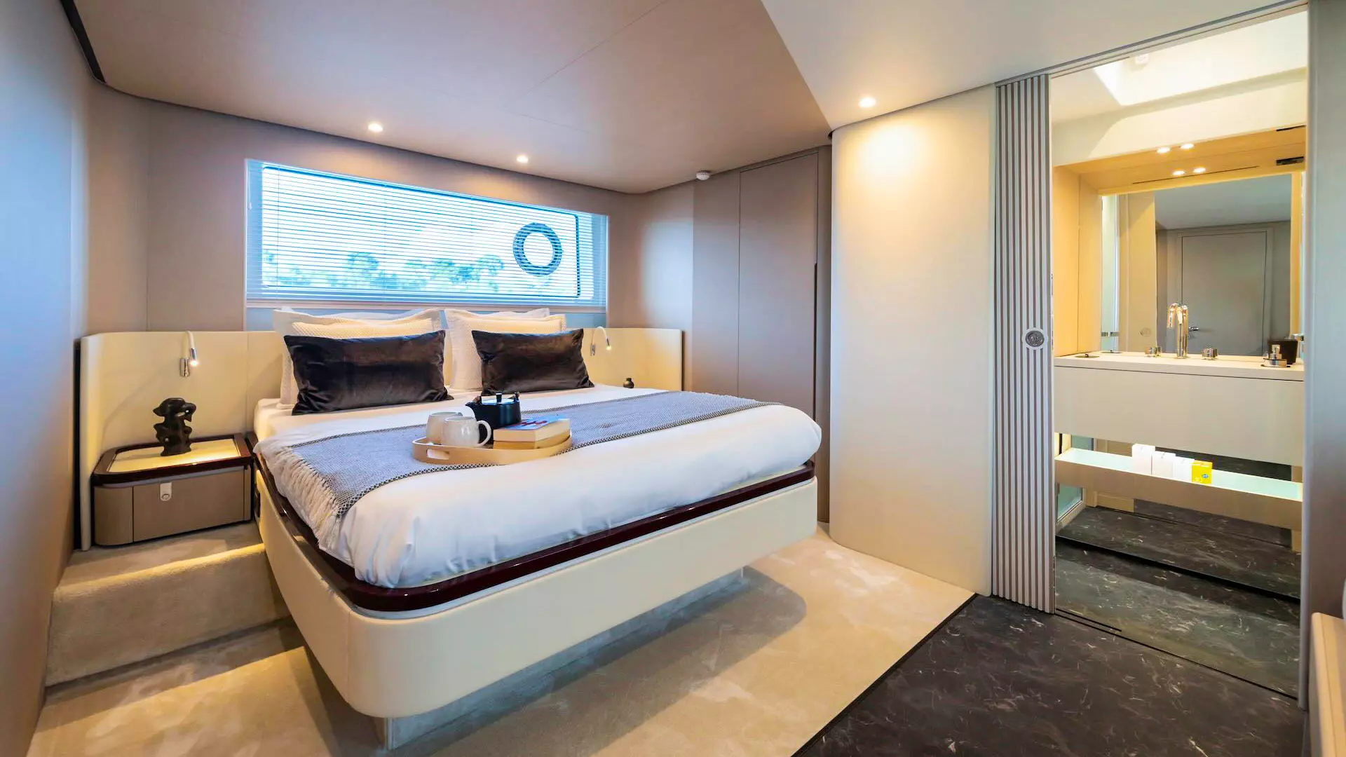 13-Donna-Master-cabin.jpg