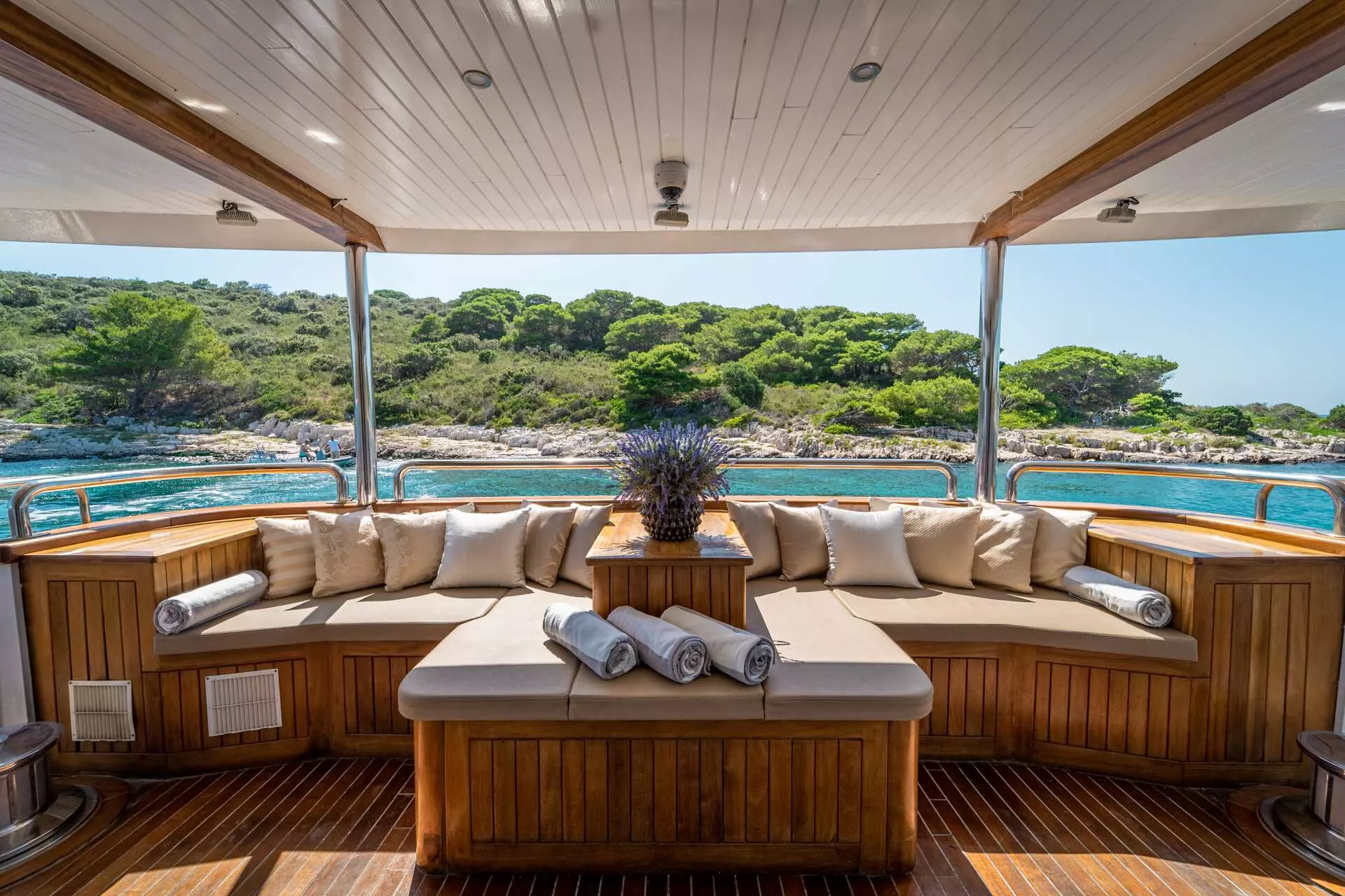 33. RIVA Lounge area - Main deck aft.jpg