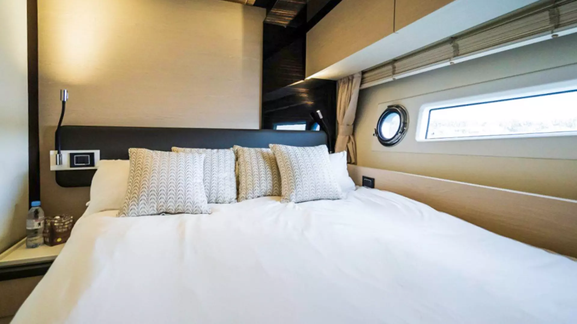 24-Azimut-72-Fly-Mineira-guest-cabin _ _.JPG