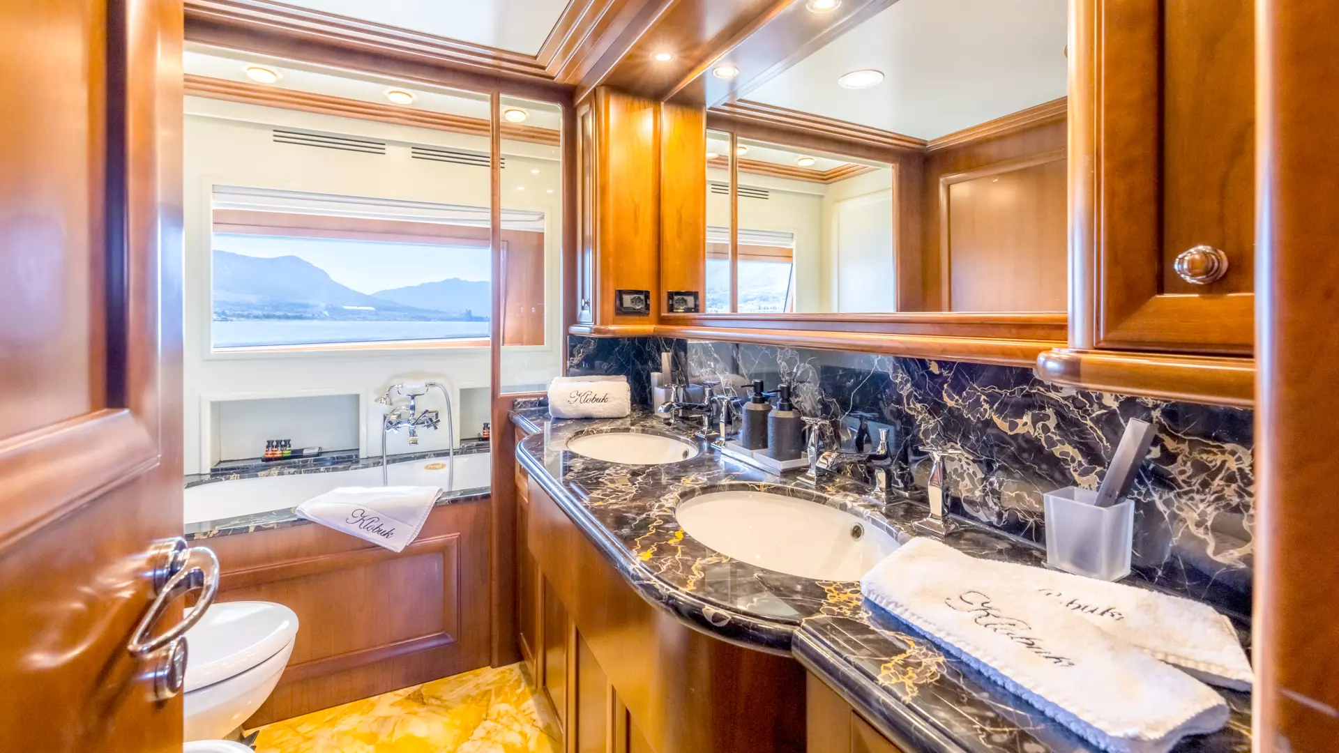 23-Klobuk-Master-bathroom_.jpg