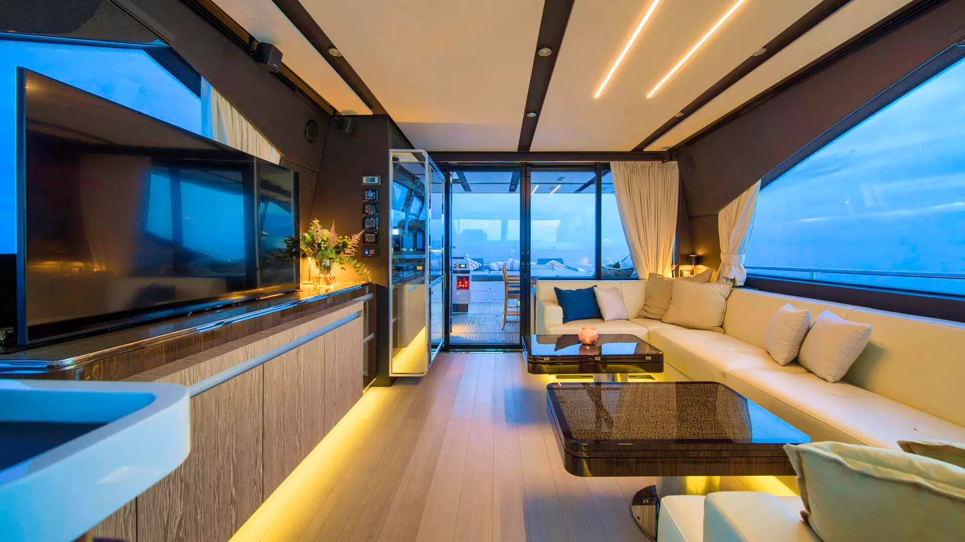 18-Azimut-S7-salon-view _.JPG