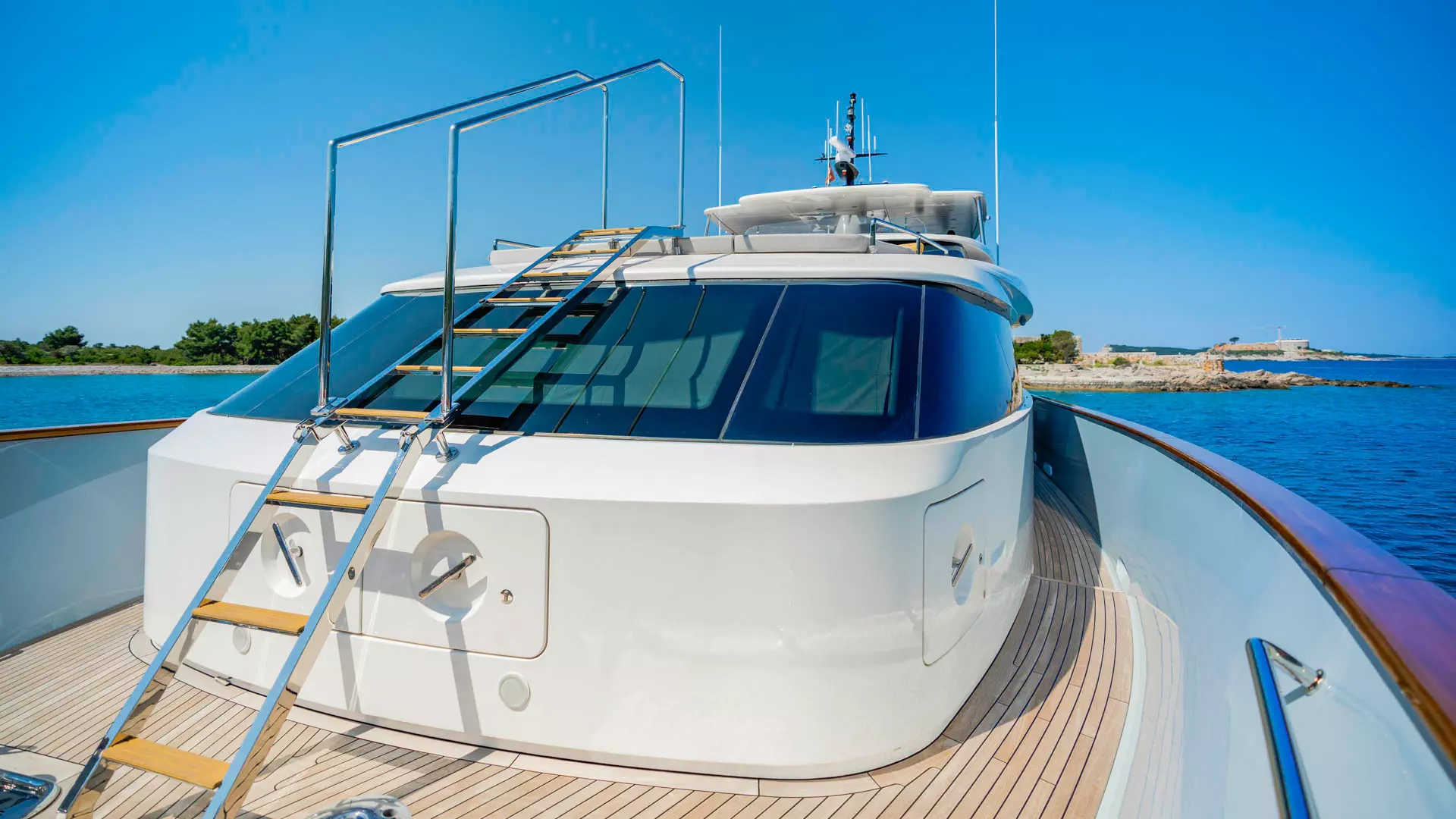 Ledders to bow aboard yacht