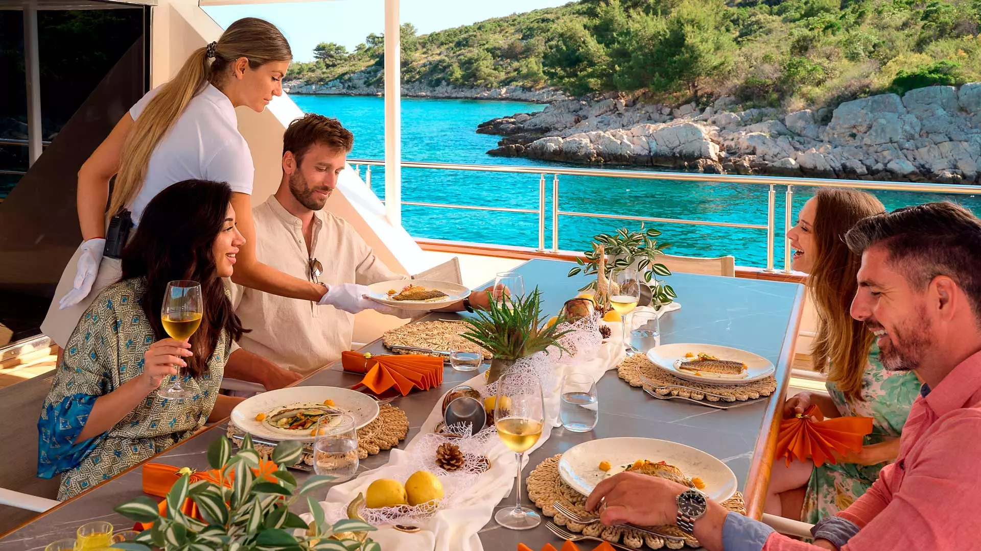16-Marallure-aft-dining_.jpg