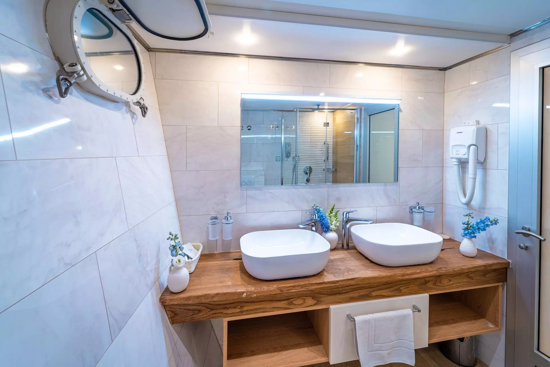 53. RIVA Double stateroom en suite - Lower deck.jpg