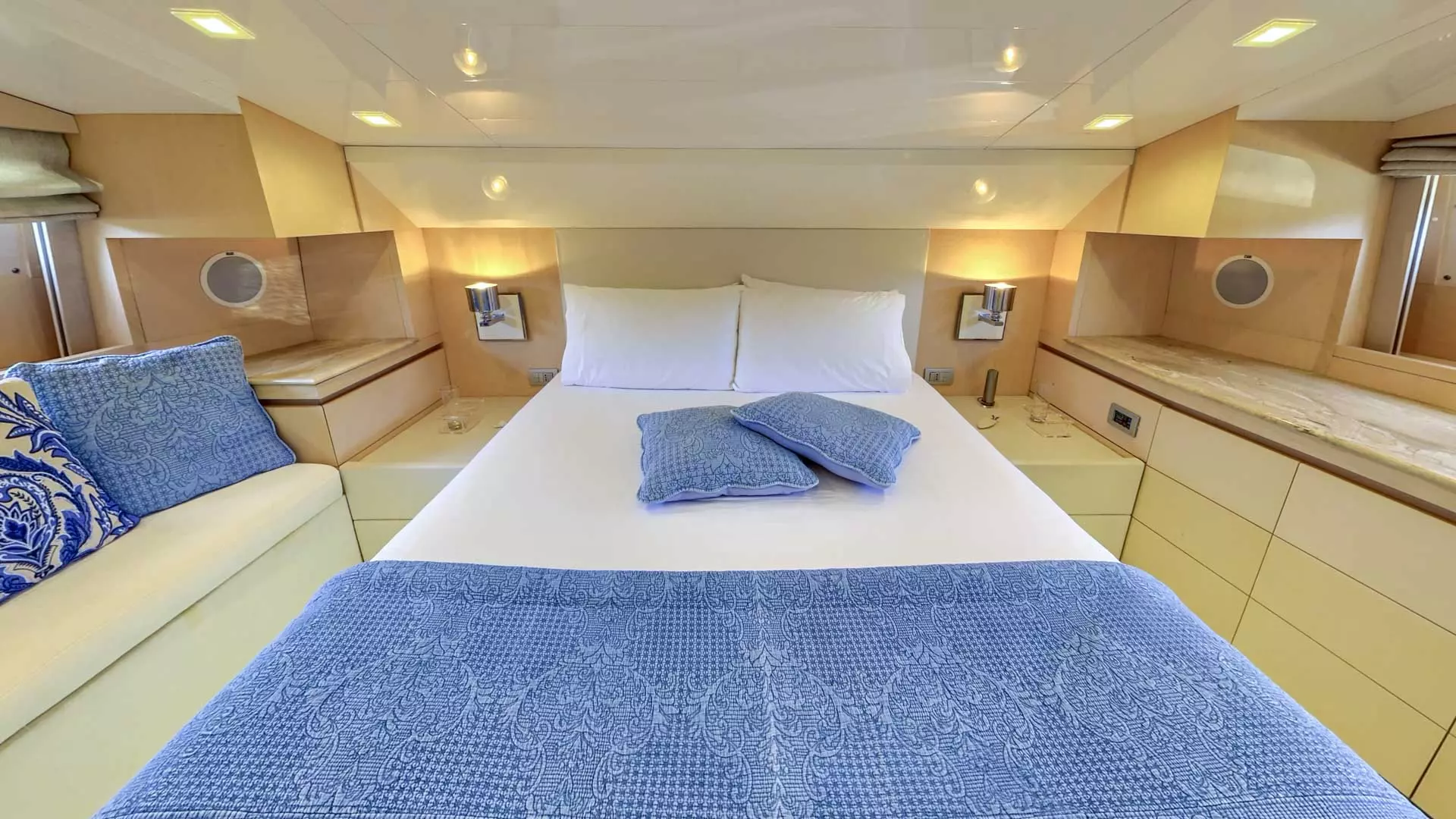 VIP cabin main deck bed