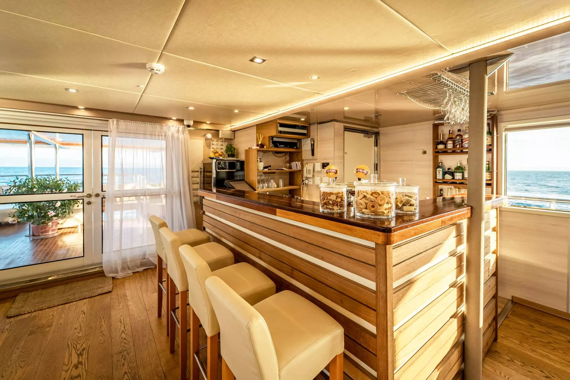 38. RIVA Bar in salon - Upper deck.jpg